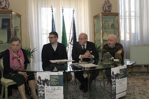 L'assessore regionale alle Autonomie locali e sicurezza, Pierpaolo Roberti, durante la presentazione della Giornata nazionale della memoria e del sacrificio alpino assieme al sindaco di Gorizia, Rodolfo Ziberna, al presidente della locale sezione dell'Associazione nazionale alpini (Ana), Paolo Verdoliva, e a Maja Monzani, moglie del generale della brigata Julia Antonio Monzani.